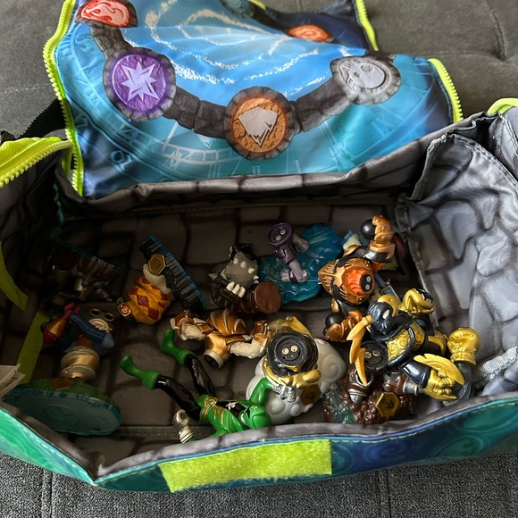 Skylanders Spyro Adventures carrying case and figurines - Picture 2 of 5
